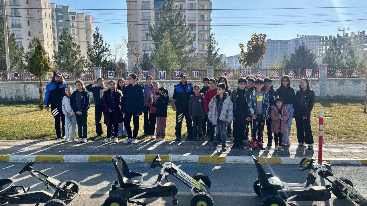 Mardin Artuklu'da çocuklara trafik eğitimi ve güvenlik bilgilendirmesi