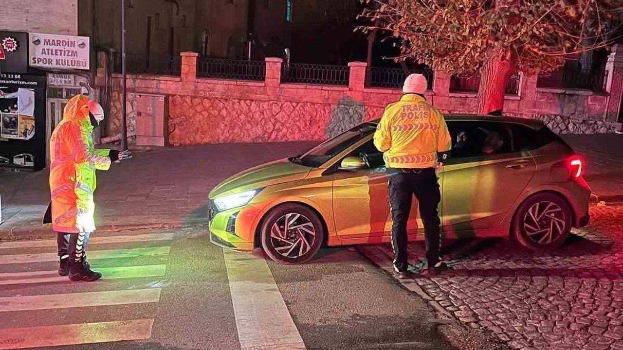 Mardin Artuklu'da gece denetimleri: 66 sürücüye ceza, 38 işyeri kontrol edildi