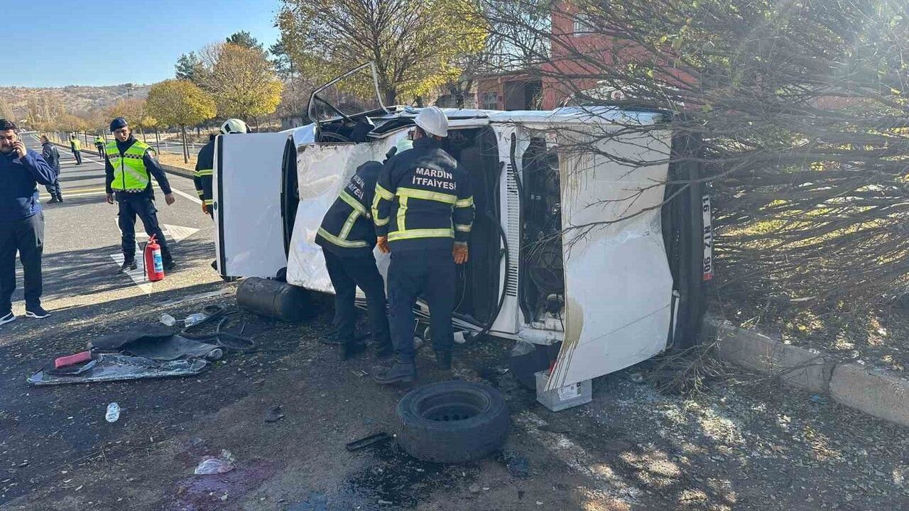 Mardin Artuklu'da otomobil devrildi: 3 kişi yaralandı
