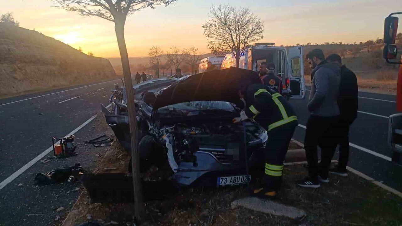 Mardin Artuklu'da otomobil ile tır çarpıştı: 1 kişi hayatını kaybetti, 2 yaralandı