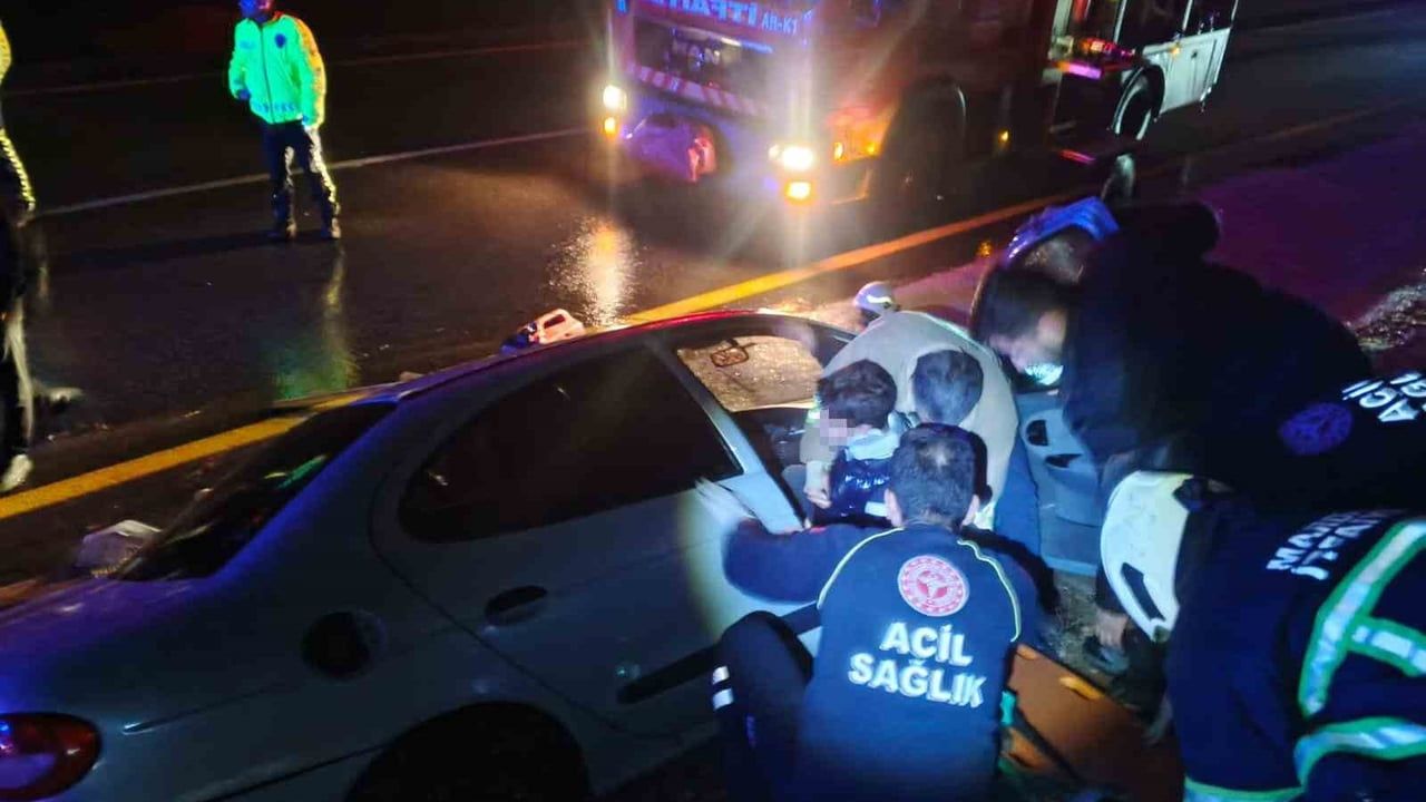 Mardin Artuklu'da şarampole devrilen otomobilde 2 kişi yaralandı