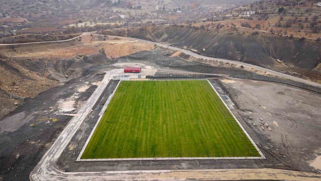 Mardin Artuklu'da UEFA standartlarına uygun doğal çim futbol sahası tamamlanma aşamasında