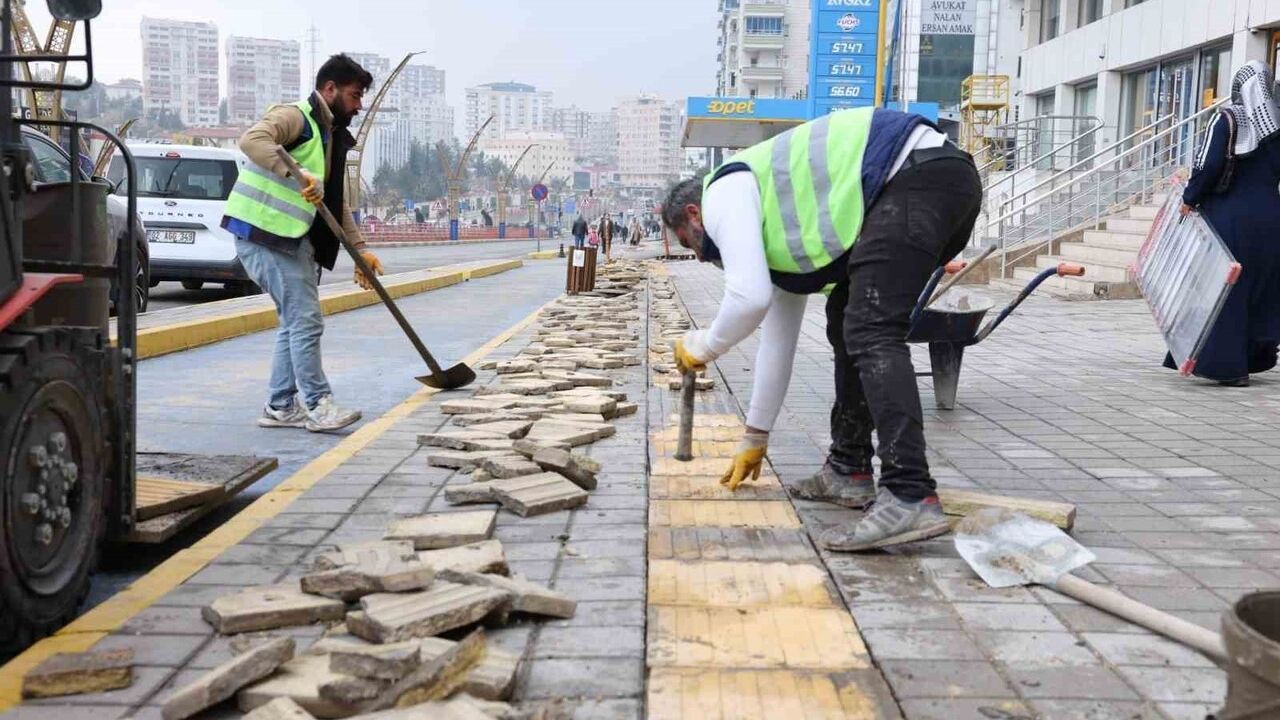 Mardin Büyükşehir Belediyesi Artuklu'da Hissedilebilir Yüzeyleri Yeniliyor