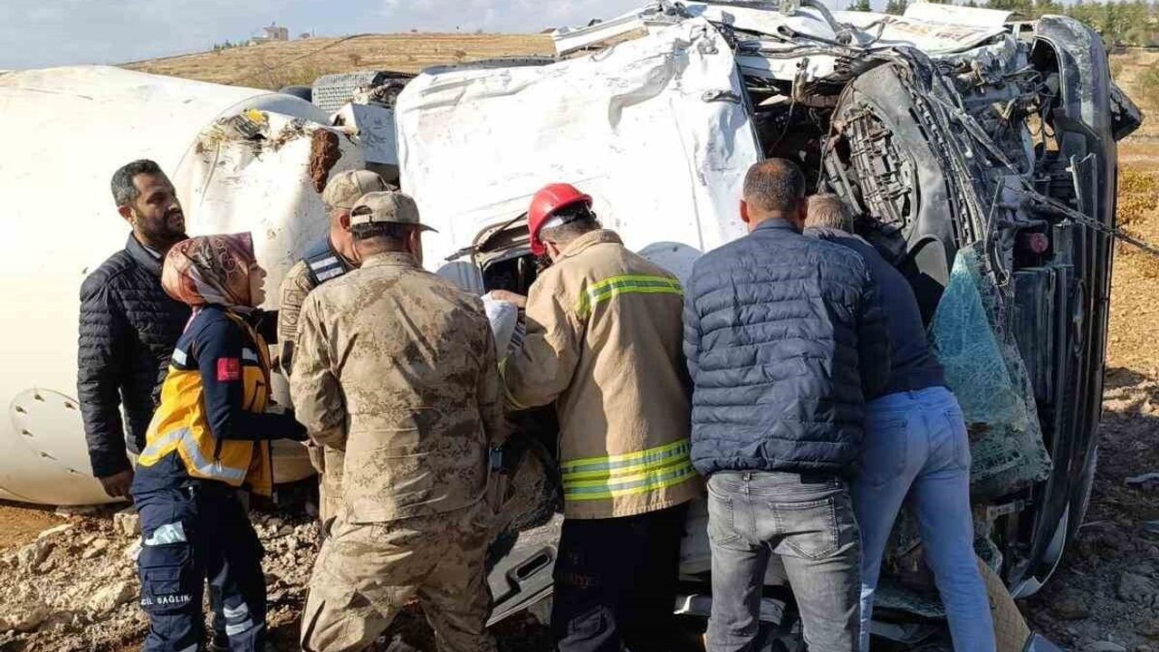 Mardin'de beton mikseri devrildi: sürücü yaralandı, ekipler müdahale etti