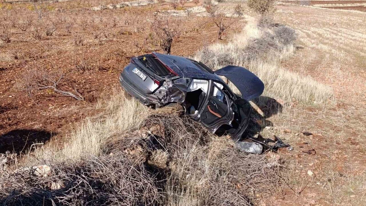 Mardin'de Ömerli-Midyat kara yolunda araç devrildi: sürücü yaralandı