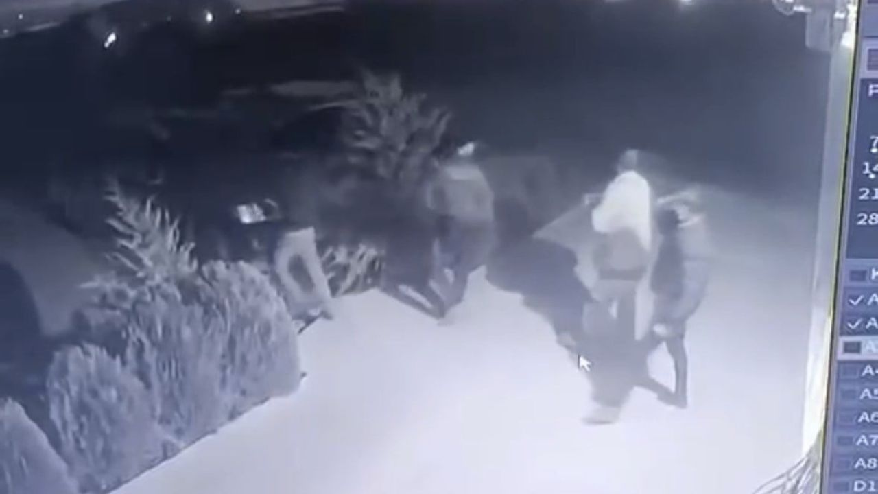 Mardin'de Tilkitepe mevkiinde tır bariyerlere çarptı: Sürücü yaralandı, kaza anı görüntülendi