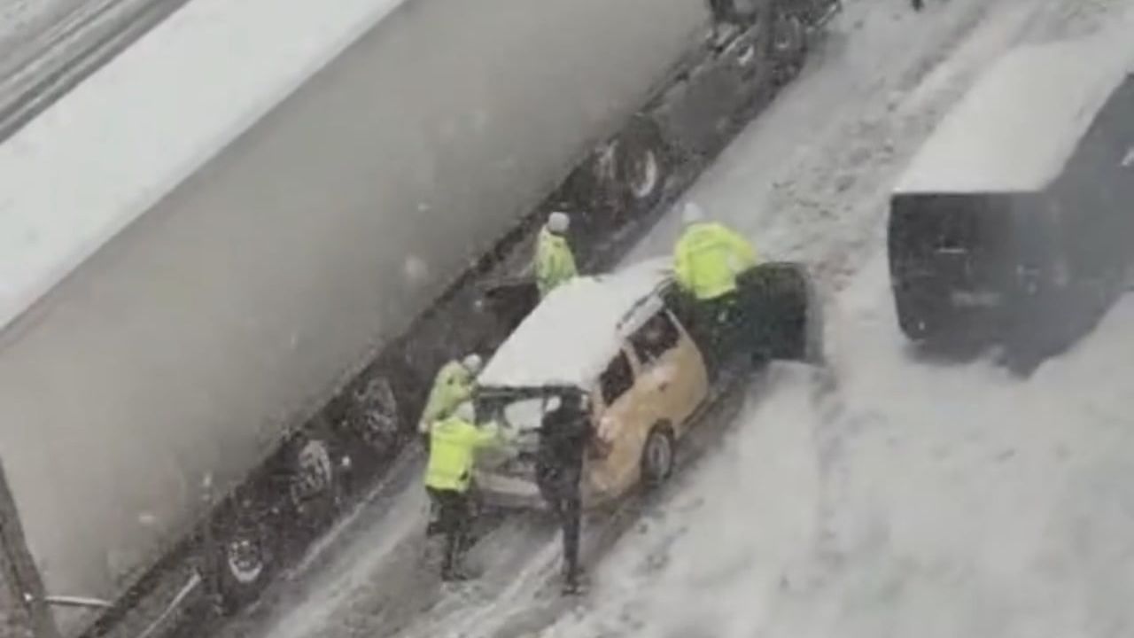 Mardin'de Yoğun Kar Altında Dayanışma: Polis ve Vatandaşlar Aracı Birlikte Kurtardı