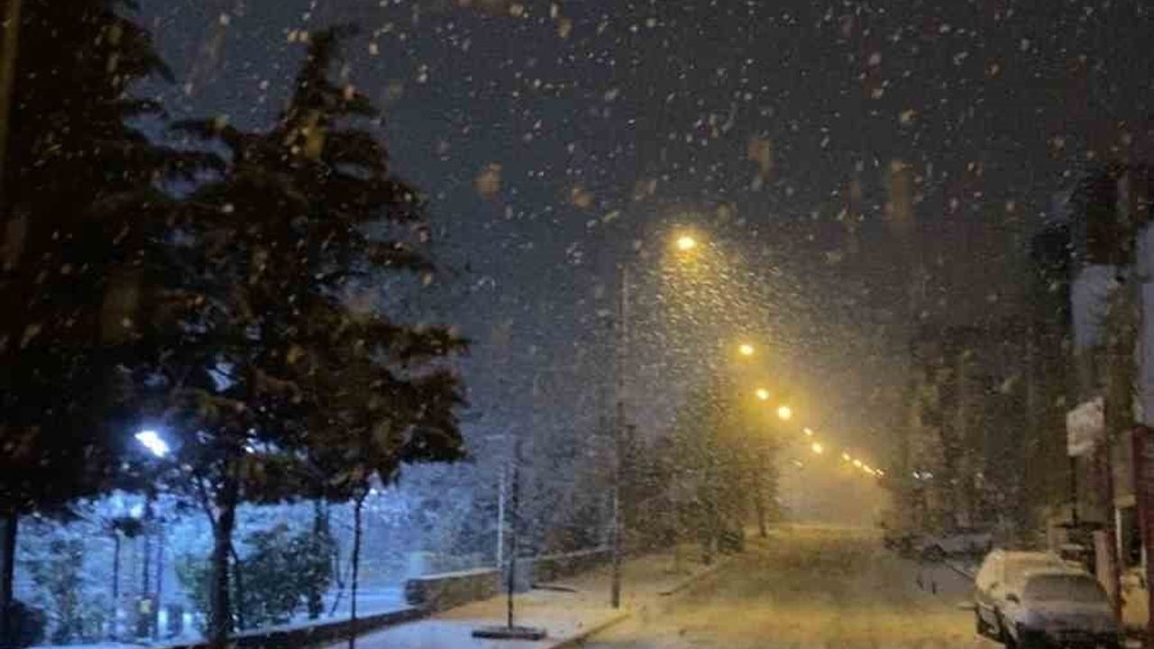 Mardin Mazıdağı'nda mevsimin ilk kar yağışı etkili oldu