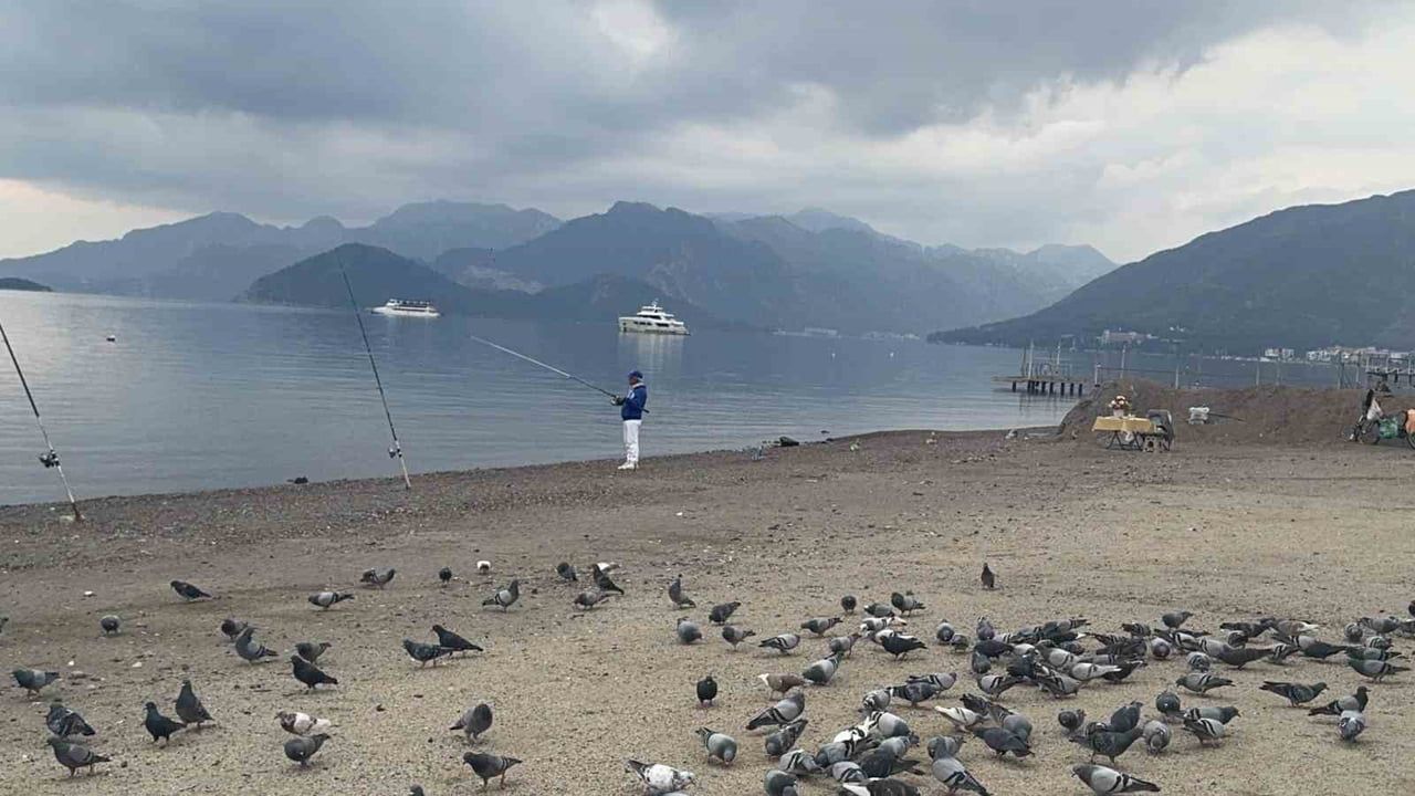 Marmaris Halk Plajı'nda Çiçekli Masa: Emekli Grafik Tasarımcının Kent Simgesi