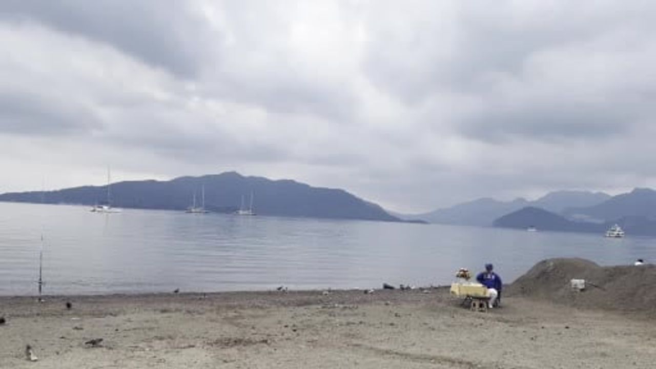 Marmaris Halk Plajı'nın simgesi: Ali Parlak'ın çiçekli masası