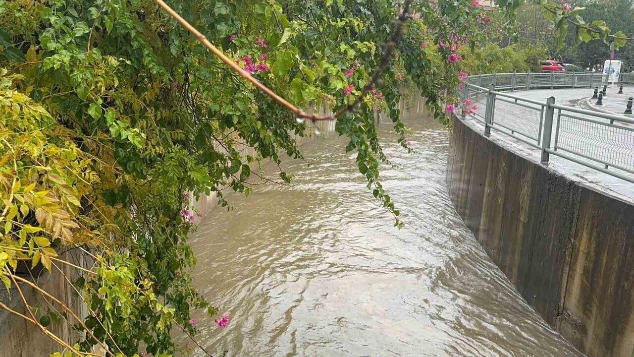 Marmaris'te 24 saatte metrekareye 60 kg yağış: Yollar dereye, deniz renk değiştirdi