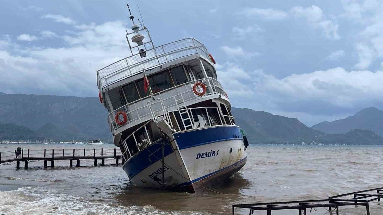 Marmaris’te fırtına: İskeleye çarpan gezi teknesi karaya oturdu, karaya oturan tekne sayısı 4’e yükseldi