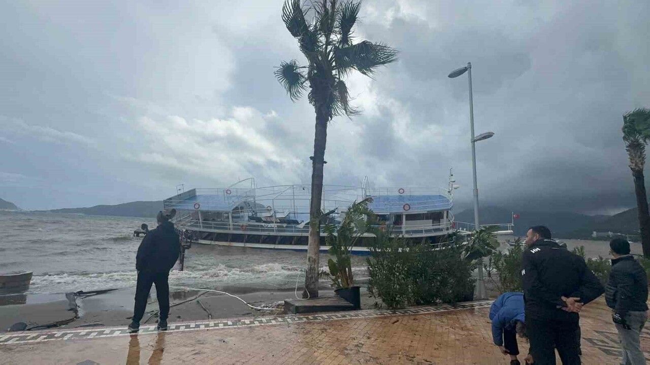 Marmaris’te Fırtına Nedeniyle İskeleye Çarpan Gezi Teknesinin Kurtarılması İçin Çalışma Başladı