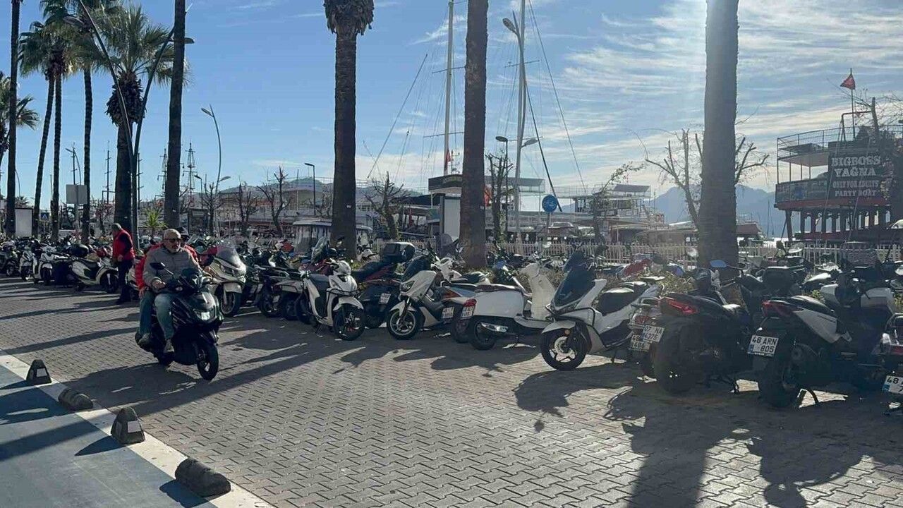 Marmaris'te marina bölgesine planlanan meydan projesi esnaf ve vatandaşların tepkisini çekti