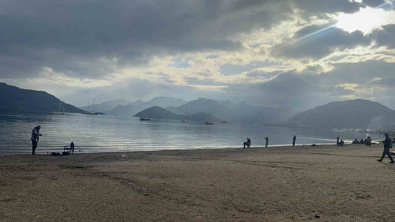 Marmaris’te sağanak sonrası güneş açtı: Sahiller ve amatör balıkçılar canlandı
