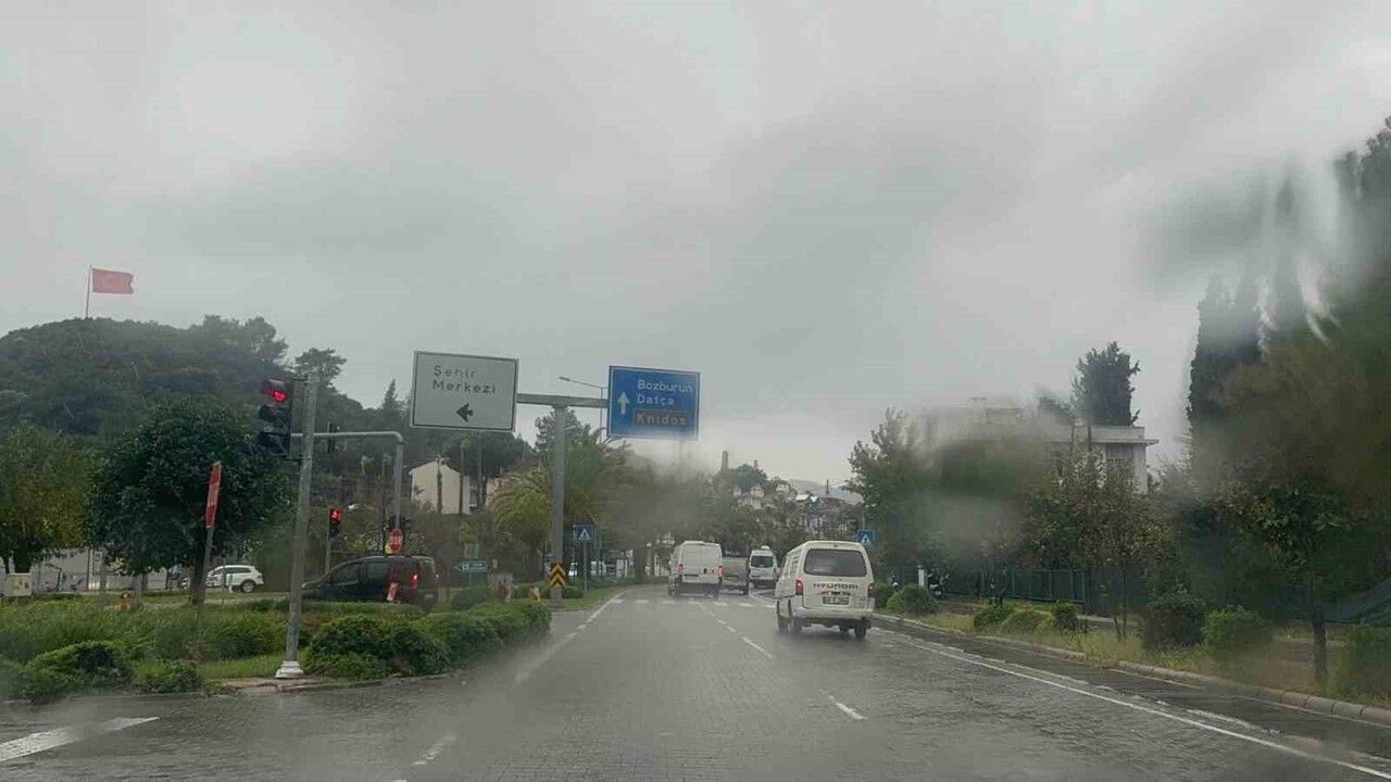 Marmaris’te Sağanak ve Fırtına Etkili: Kırsalda Ağaçlar Yollara Devrildi, Kurumlar Teyakkuzda