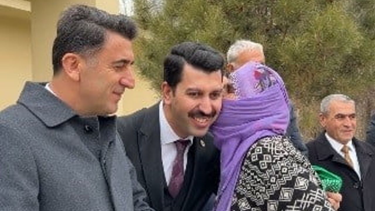 Mazgirt’te Vali Şefik Aygöl’e El Emeği Patik Hediye