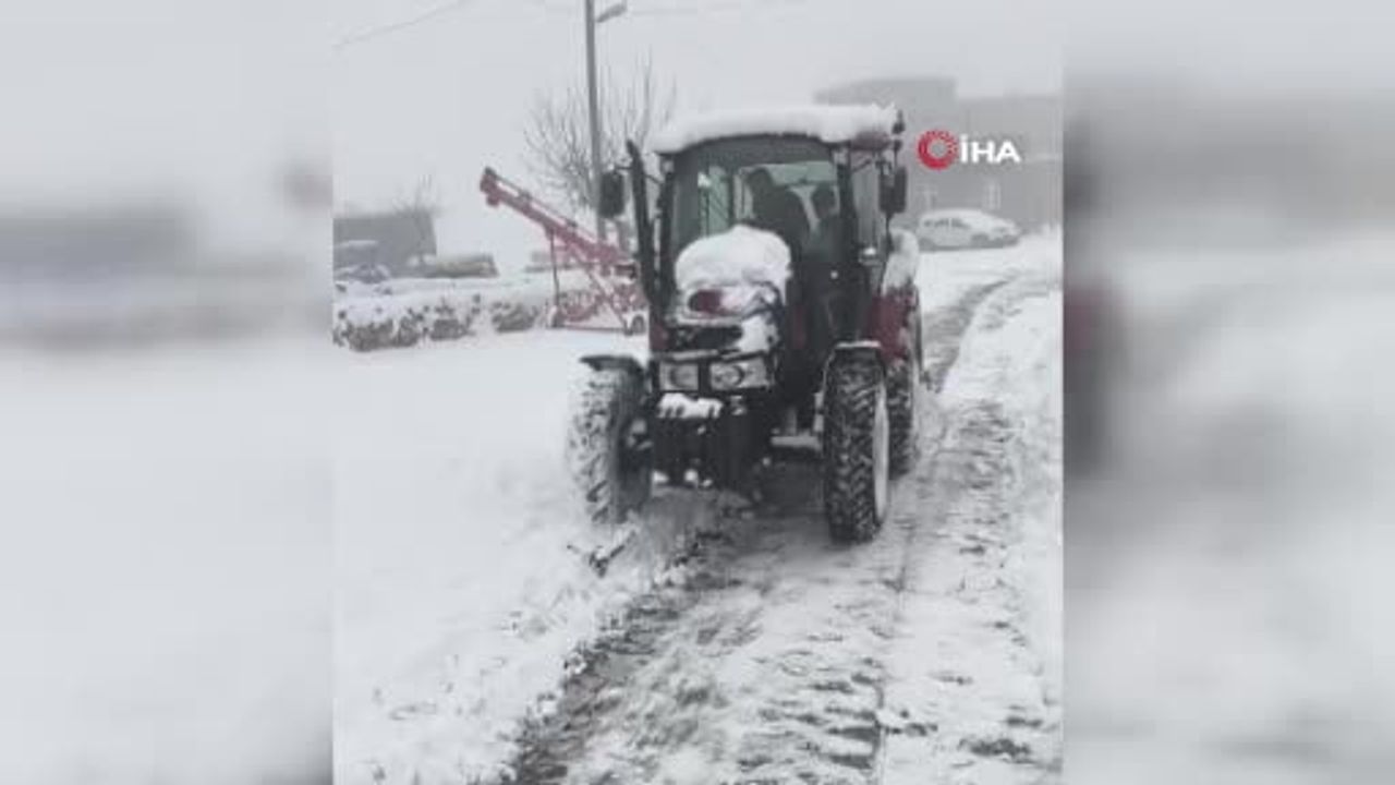 Mazıdağı'nda köylüler traktör aparatlarıyla kar temizliği yaptı