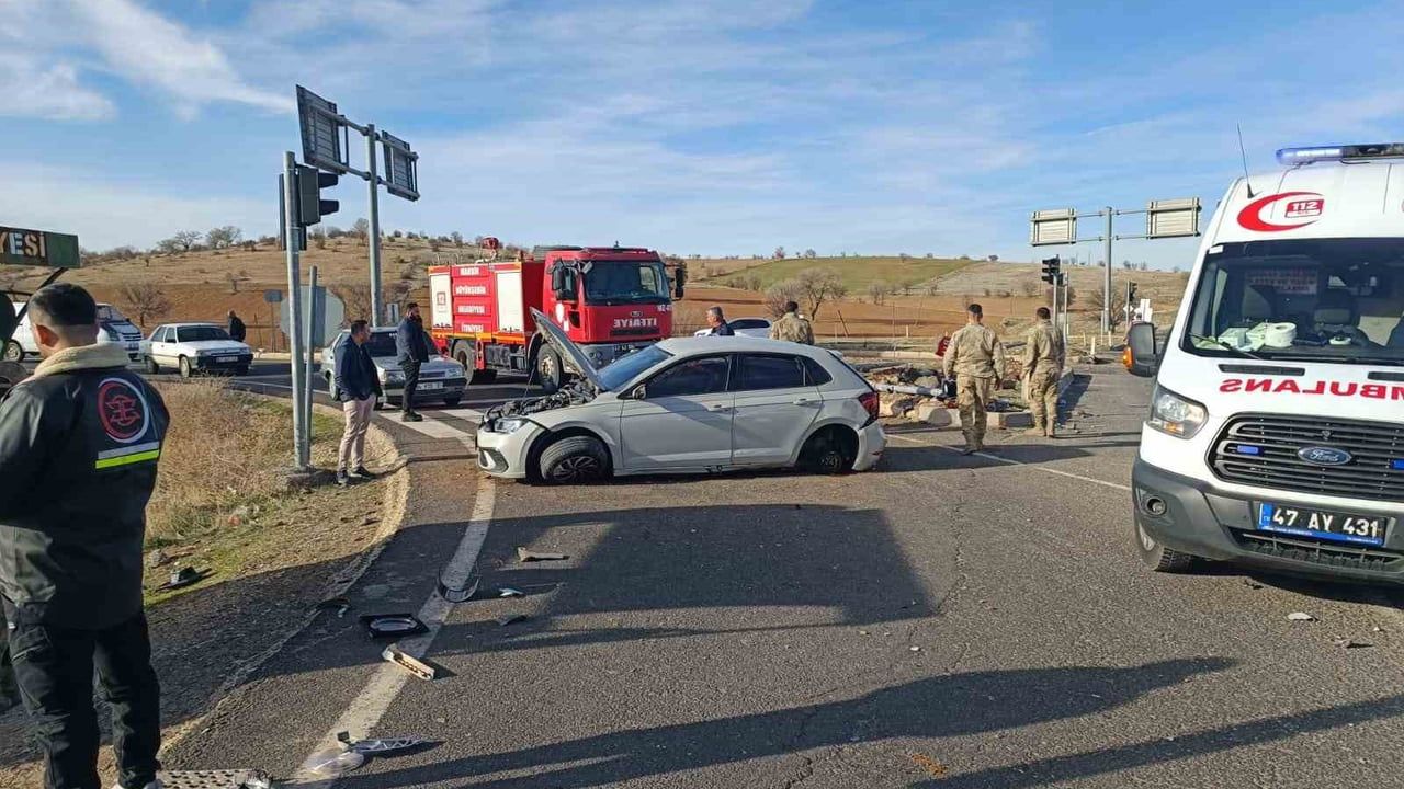Mazıdağı Üçyol'da tır ile otomobil çarpıştı: Genel cerrahi uzmanı ağır yaralandı