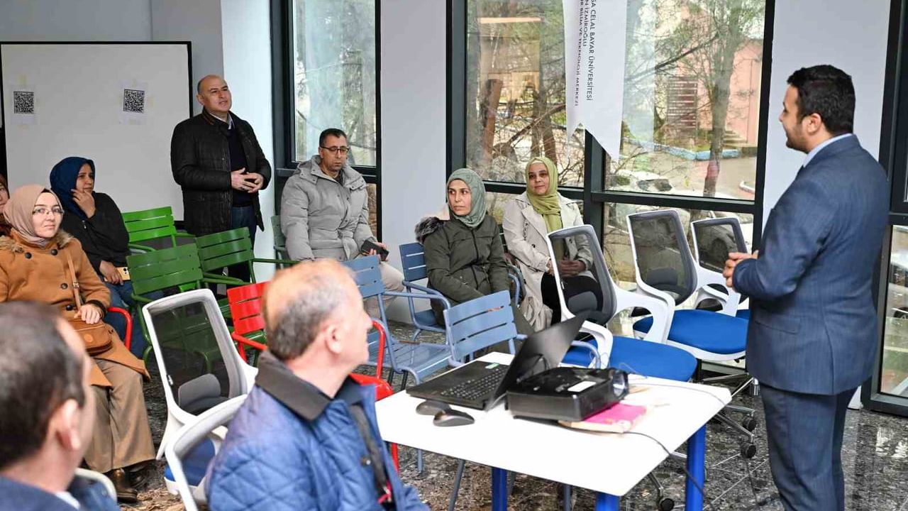 MCBÜ Bilim Kafe Demirci'de: Teknolojinin Topluma Etkileri Tartışıldı