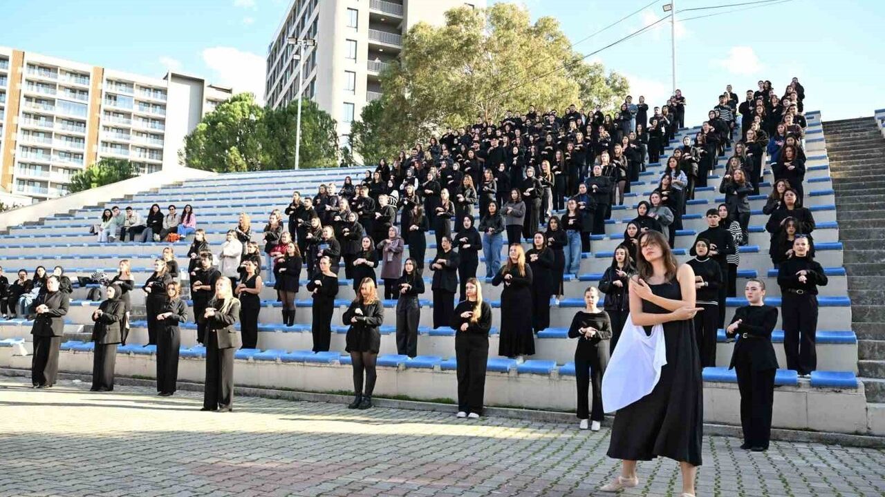 MCBÜ’de 300 Öğrenciden 'Karsu - Zaman' İşaret Dili Performansı