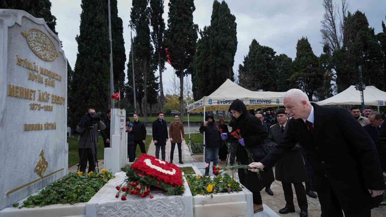 Mehmet Akif Ersoy, vefatının 89’uncu yıldönümünde Edirnekapı Mezarlığı'nda anıldı