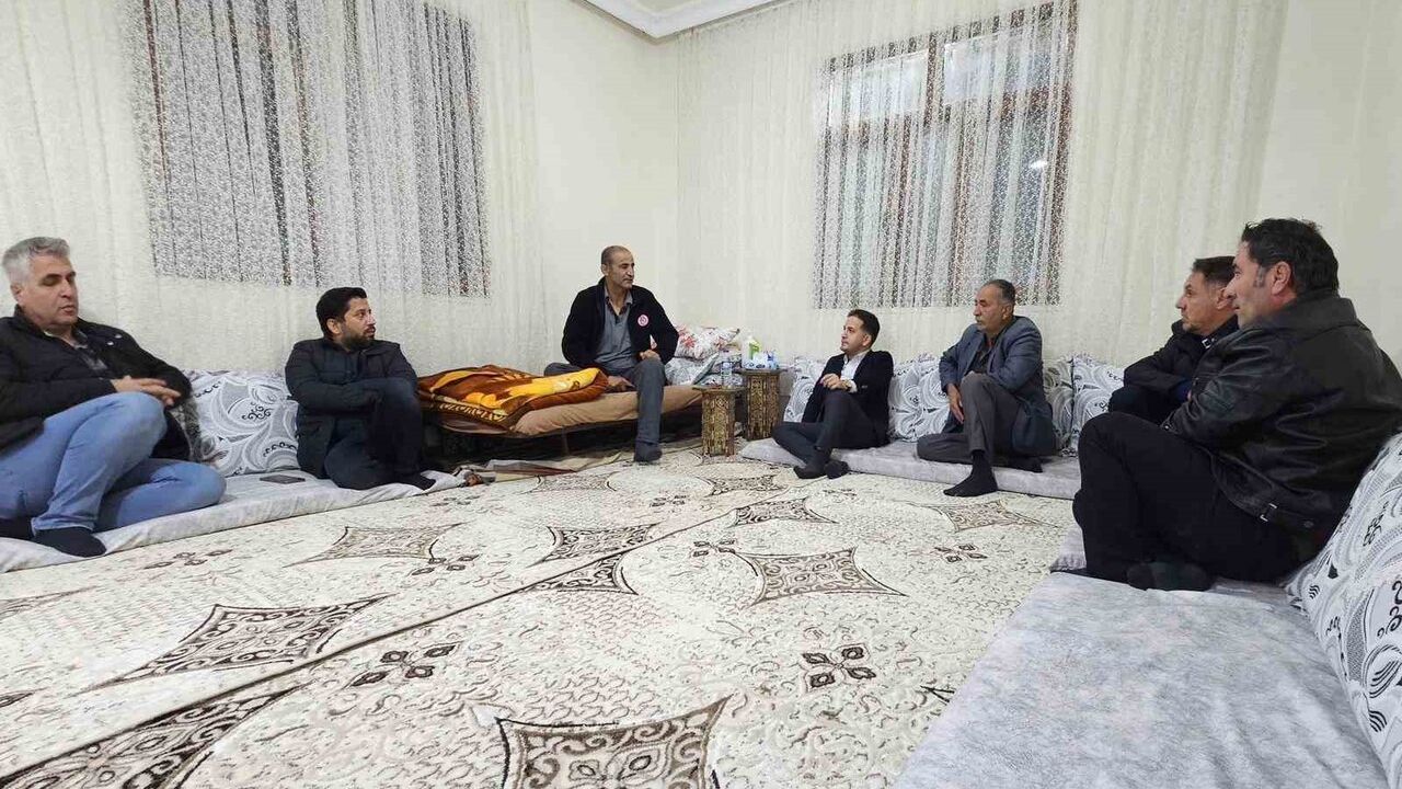 Mehmet Aküzüm, tedavi gören Hak-İş üyelerini evinde ziyaret etti