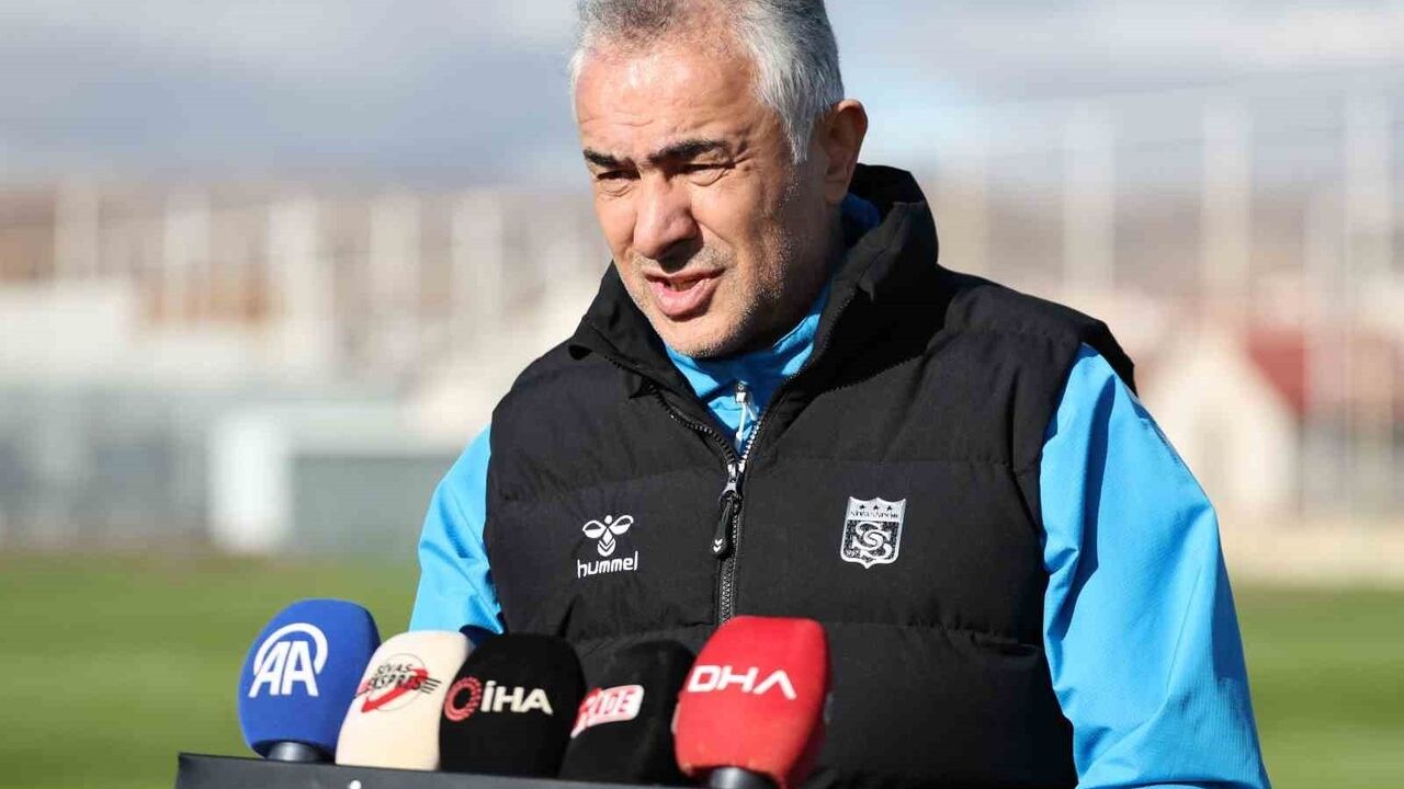 Mehmet Altıparmak: 'Final gibi 3 maçımız var' — Sivasspor Çorum FK maçı öncesi hedefini açıkladı