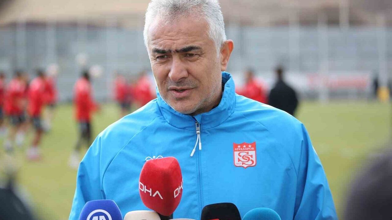 Mehmet Altıparmak: Sivasspor üst sıralara çıkmayı hedefliyor