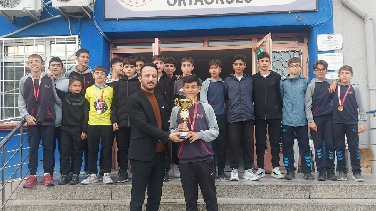 Melahat Ünügür Ortaokulu futbol takımı Eskişehir'de 10 yıl üst üste şampiyon