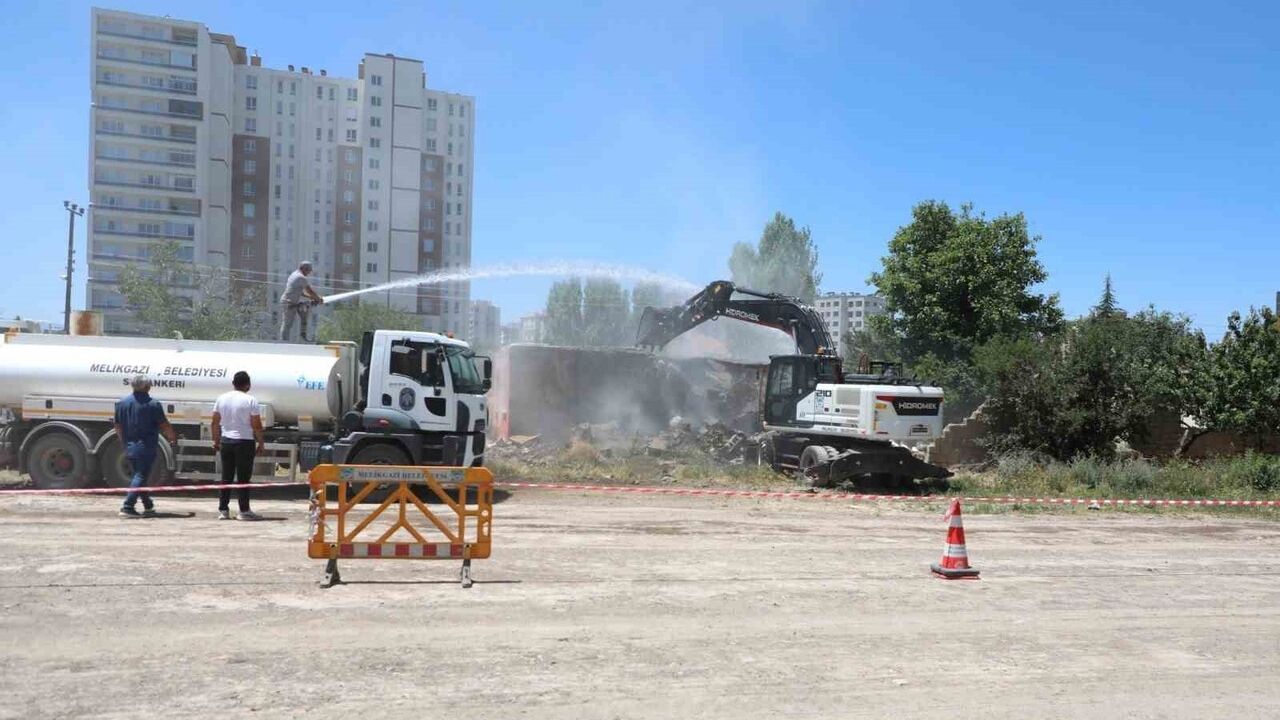 Melikgazi Belediyesi metruk yapıların yıkımına ve rehabilitasyonuna devam ediyor