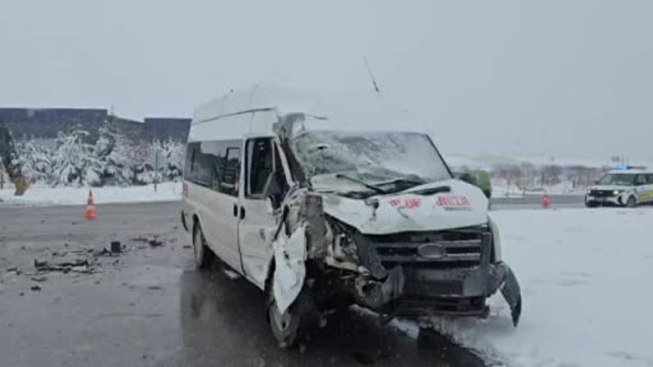 Melikgazi'de işçi servisi tıra çarptı: 11 yaralı