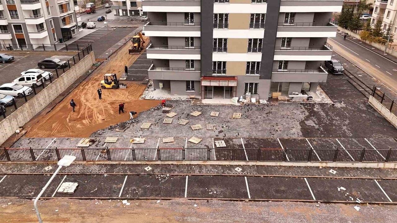 Melikgazi'de Küçükali (Battalgazi) Mahallesi 2. Etap Kentsel Dönüşümünde Yaya Yolu, Otopark ve Parke Çalışmaları