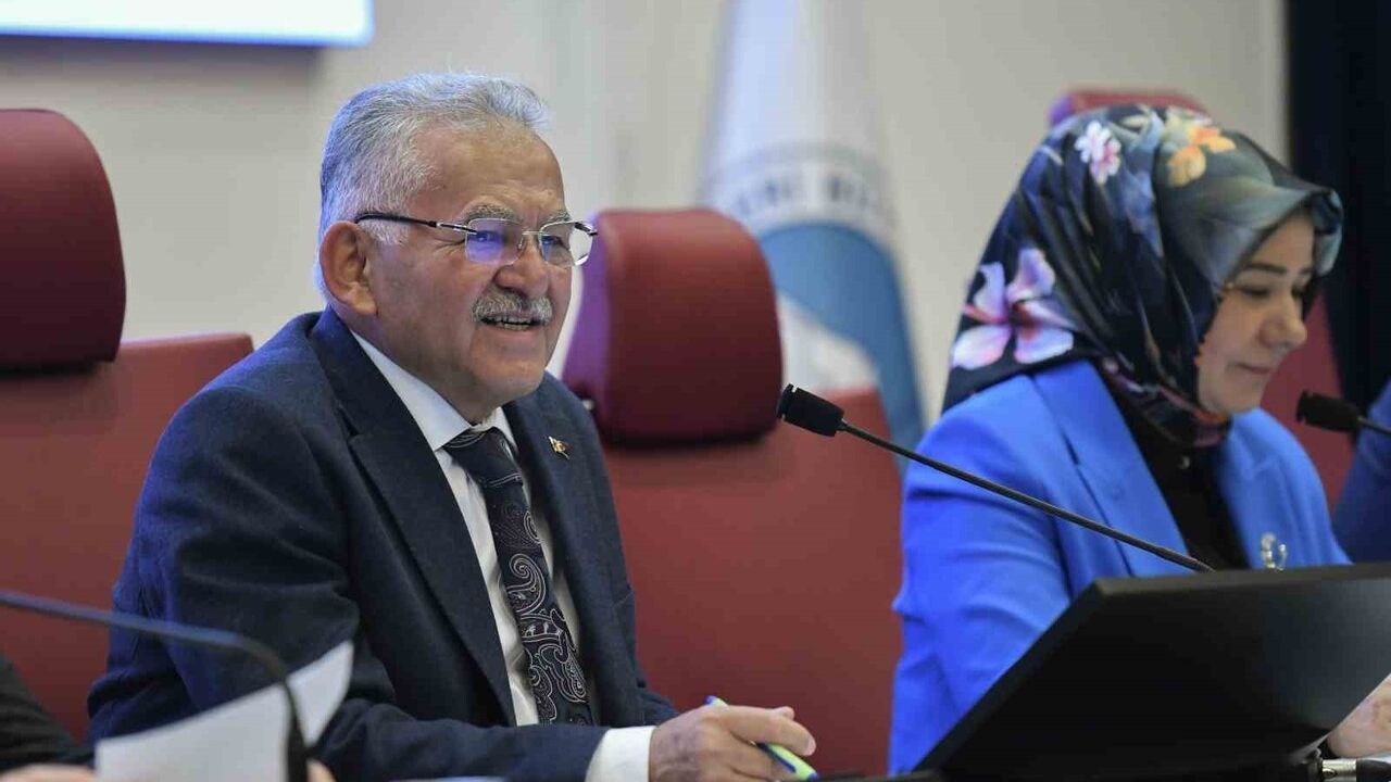 Memduh Büyükkılıç, Kasım 2025'te medyada en çok konuşulan 4. büyükşehir belediye başkanı oldu