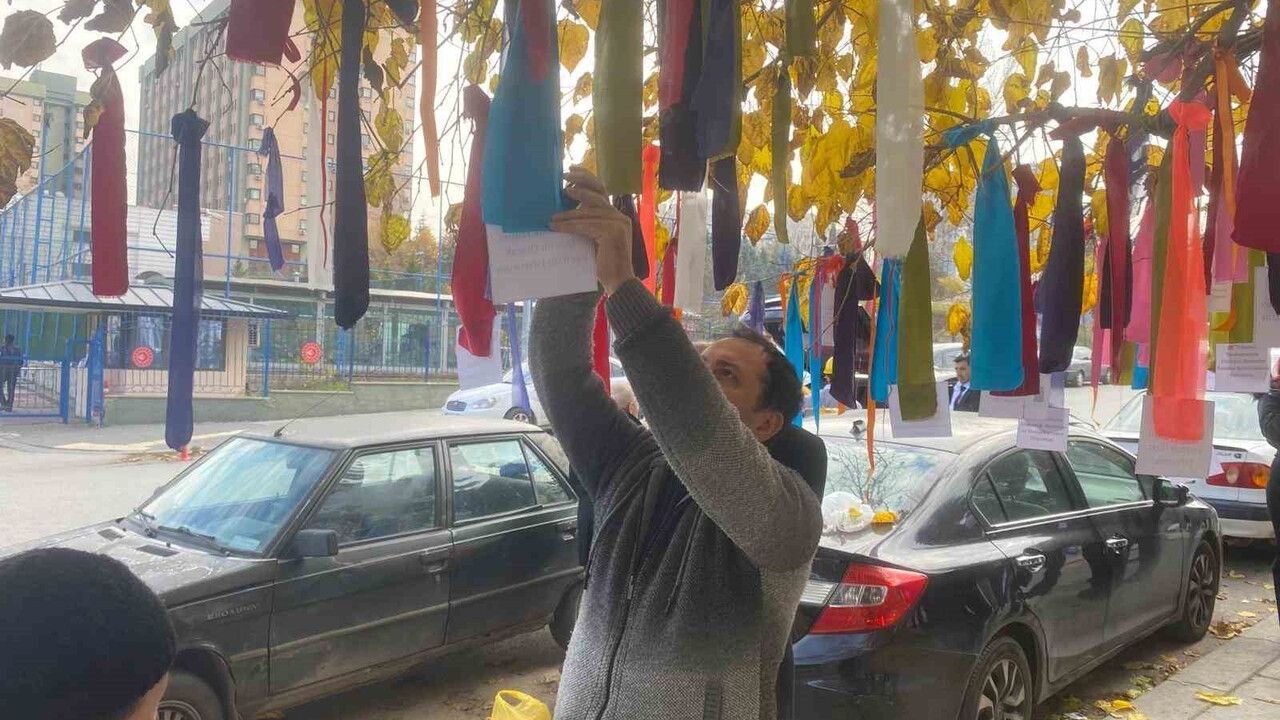 Memurlar Bakanlık Önündeki Ağacı 'Memurun ve Emeklinin Dilek Ağacı'na Dönüştürdü