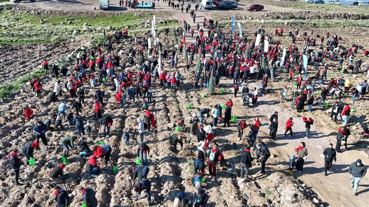 Menemen Belediyesi 'İyi ki Doğdun Bebek' projesi kapsamında Yahşelli'de 5 bin fidan dikti