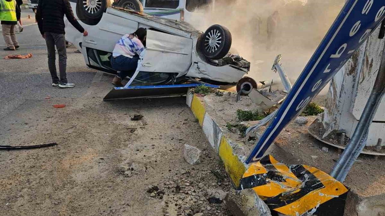 Menemen'de otomobil takla attı: Gelin ve kaynana yaralandı