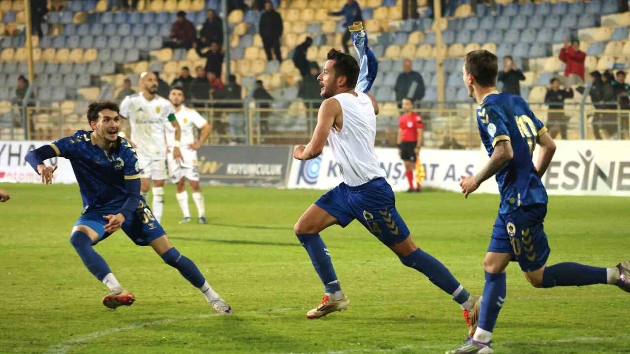 Menemen FK, İzmir derbisini uzatma dakikalarında 2-1 kazandı