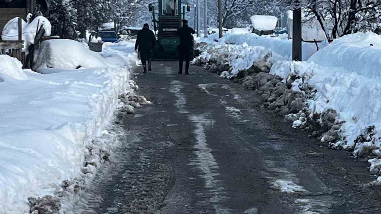 Mengen'de 18 köy yolu kar nedeniyle ulaşıma kapandı; yol açma çalışmaları sürüyor