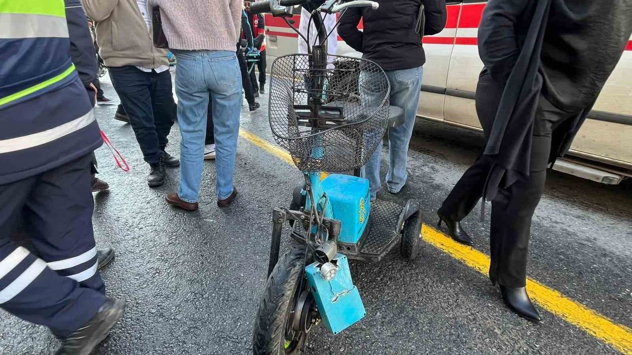 Menteşe'de 3 Tekerlekli Scooterın Park Halindeki Araca Çarpması Sonucu 1 Kişi Yaralandı