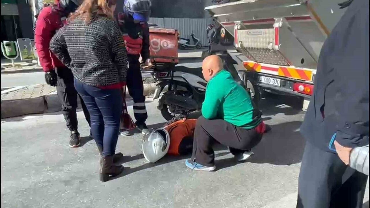 Menteşe'de çöp kamyonuna çarpan motokurye yaralandı