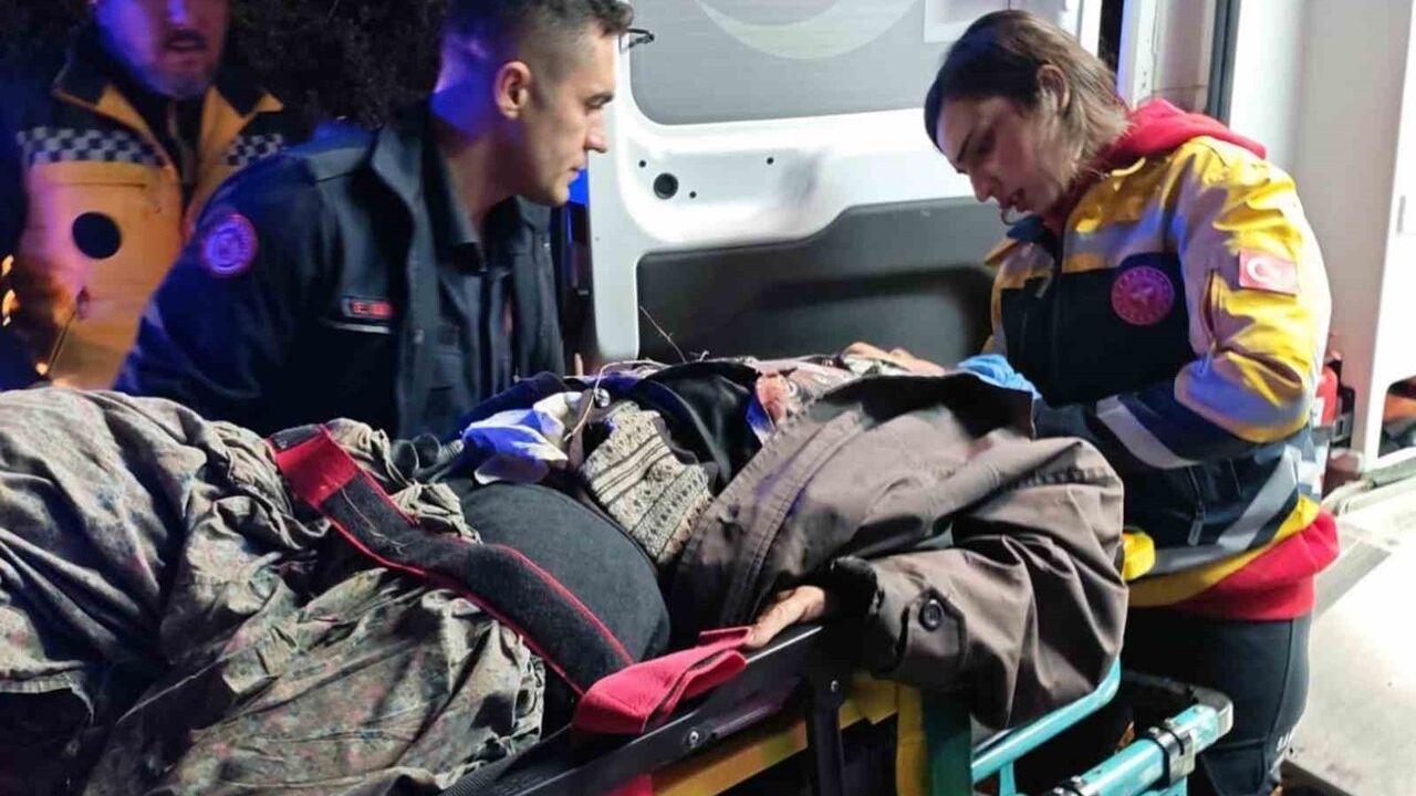 Menteşe'de tarlada devrilen traktör altında kalan kadın kurtarılarak hastaneye sevk edildi