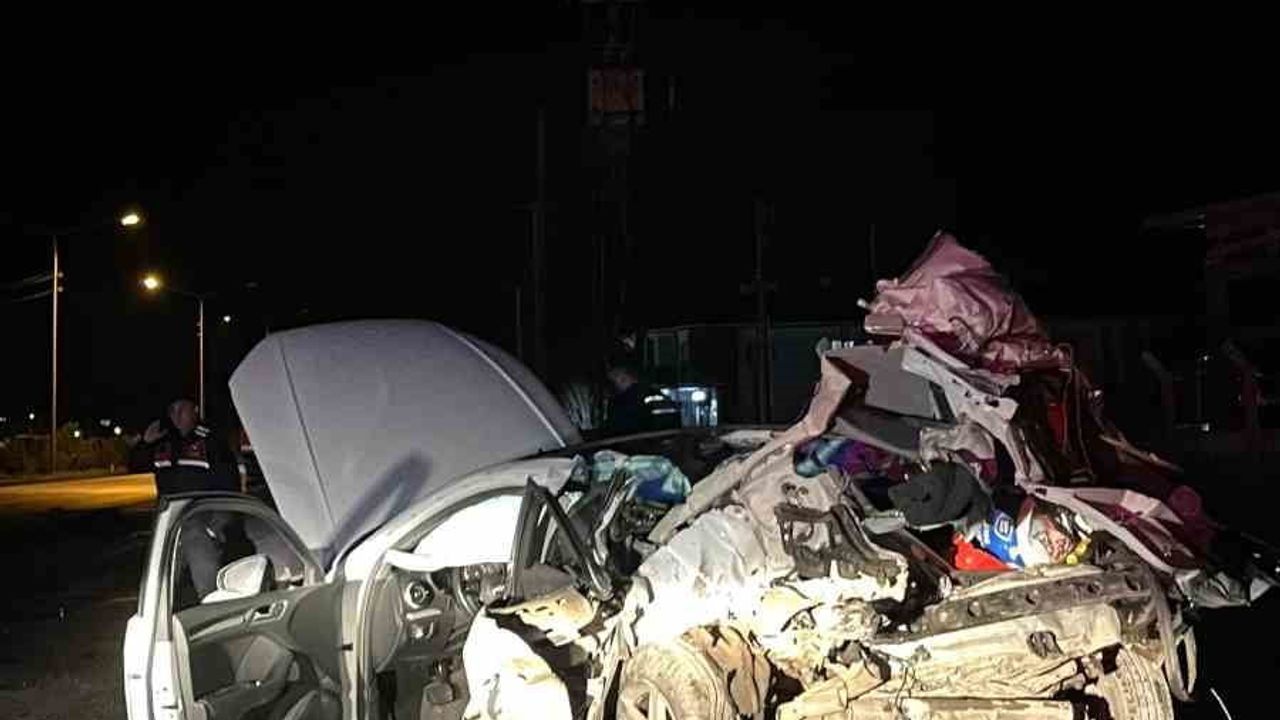 Menteşe'de tıra arkadan çarpan otomobilde 1 kişi öldü, sürücü ağır yaralandı