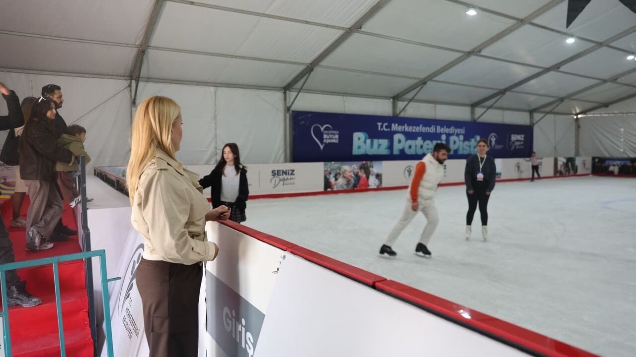 Merkezefendi Kültür Merkezi yanında yeni Buz Pateni Pisti açıldı