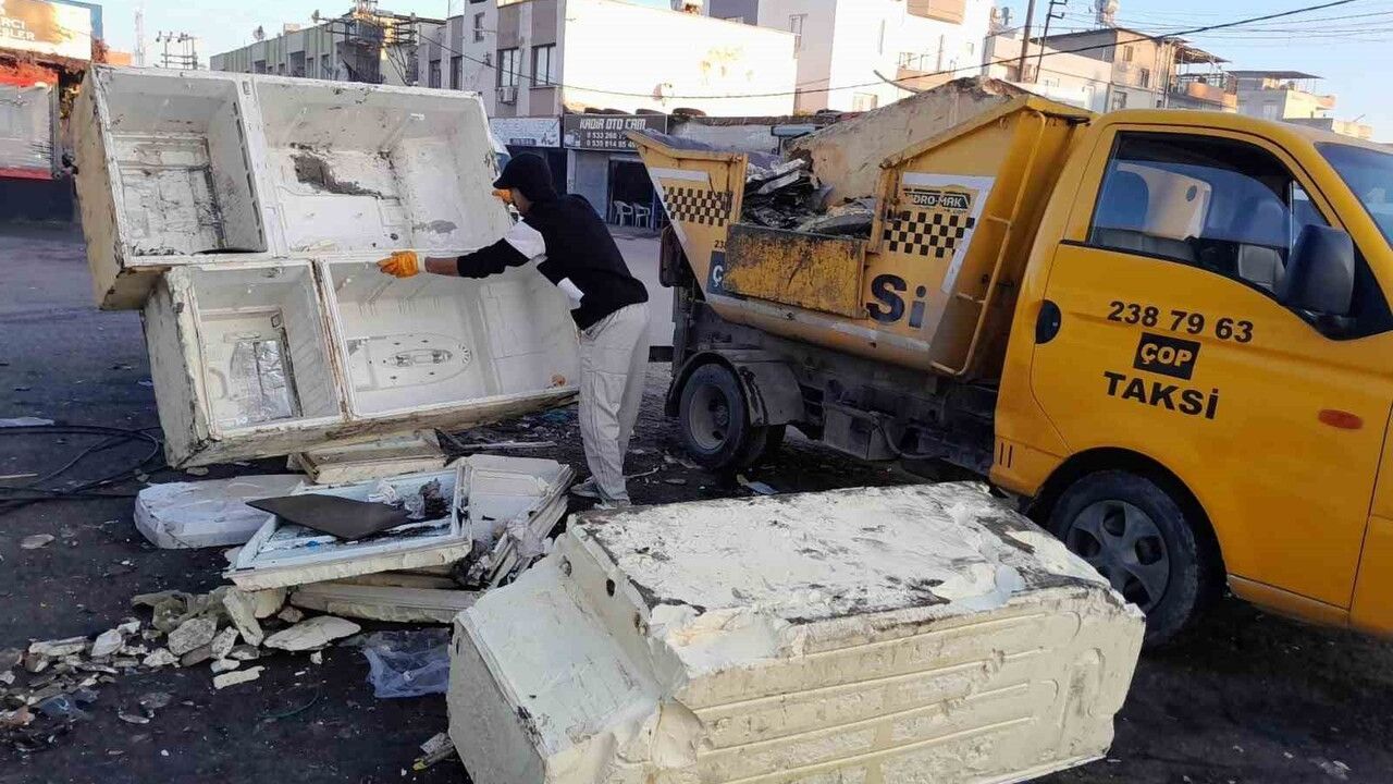 Mersin Akdeniz'de sokaklar mobilya ve hurda atıklardan arındırılıyor