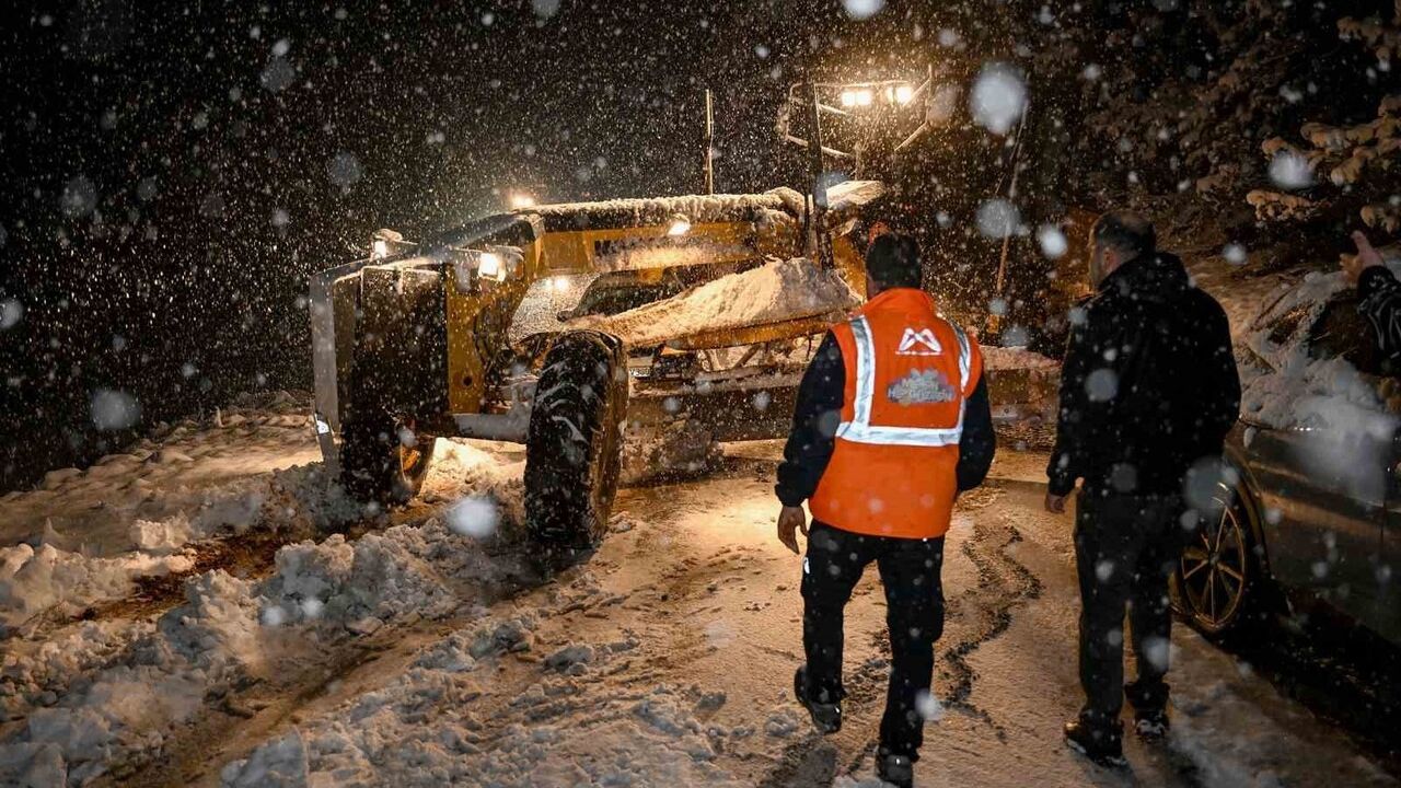 Mersin Büyükşehir Belediyesi 13 ilçede 7/24 karla mücadeleye hazır