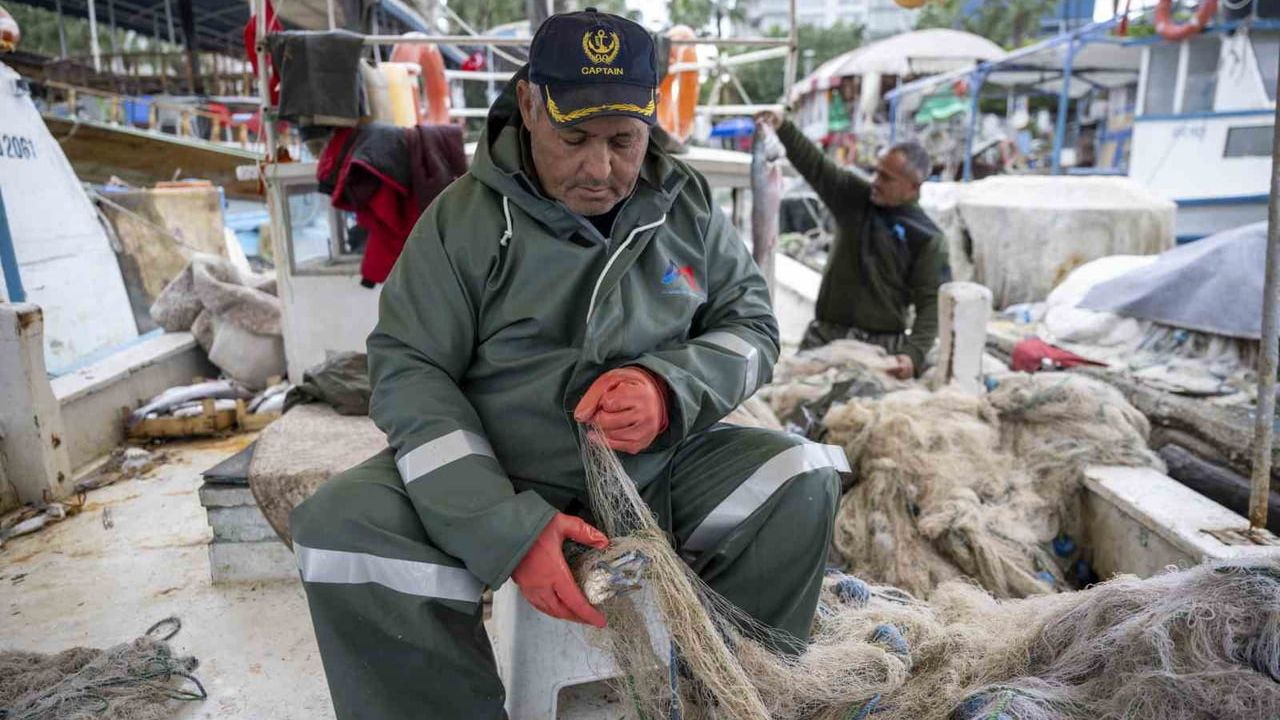 Mersin Büyükşehir Belediyesi küçük ölçekli balıkçılara ekipman desteğini sürdürüyor