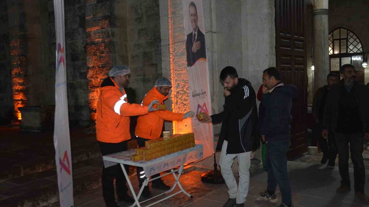 Mersin Büyükşehir Belediyesi Regaip Kandili'nde 13 ilçede 15 bin kandil simidi dağıttı