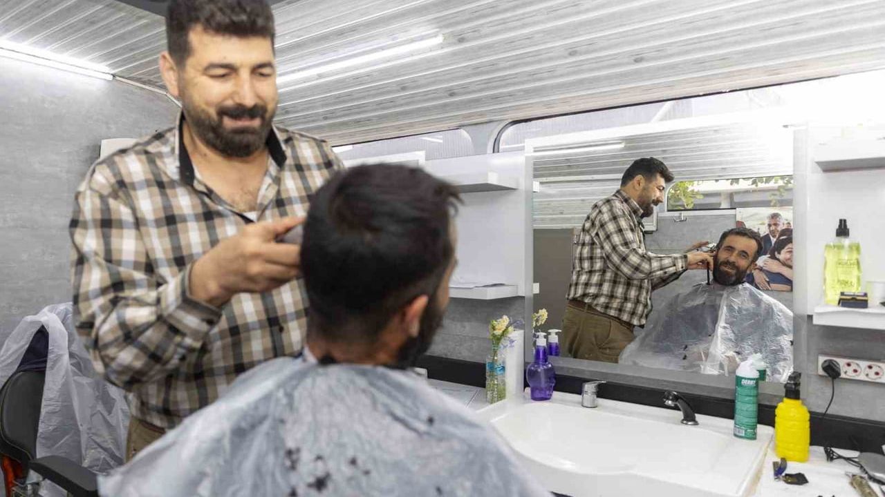 Mersin Büyükşehir'in Mobil Kuaför Aracı kırsal mahallelerde 30 bin 711 kişiye ücretsiz hizmet sundu