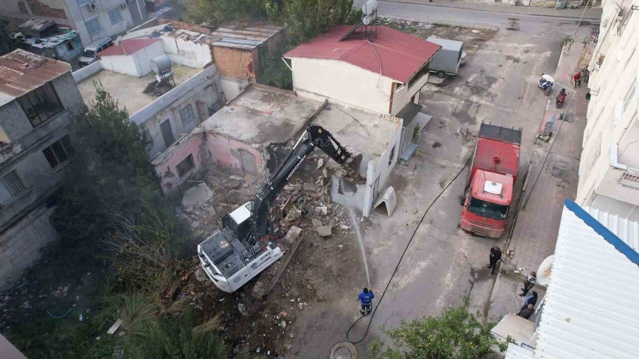 Mersin’de ağır hasarlı tek katlı bina Akdeniz Belediyesi tarafından kontrollü şekilde yıkıldı